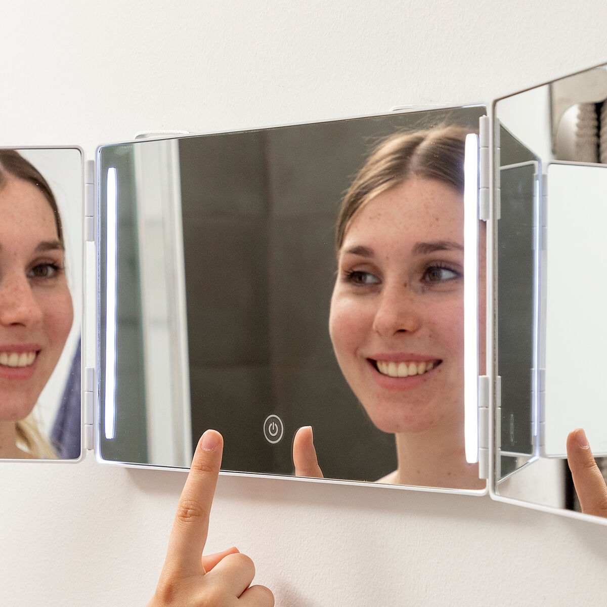 Bathroom Mirror with LED Light and 360º Vision SelfKut InnovaGoods-11