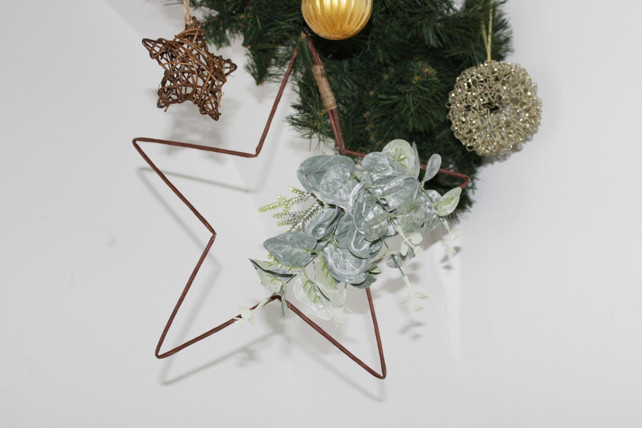 Hanging Wire Star with Eucalyptus Detail-4